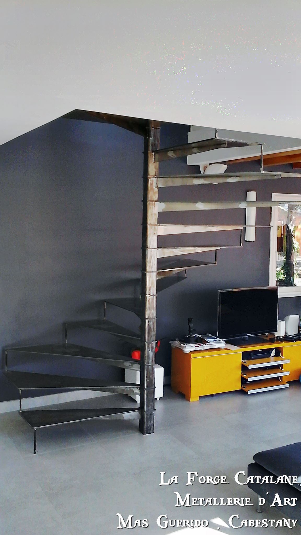 Escalier Helicoidal marches fer fut carre  11 forge catalane.jpg